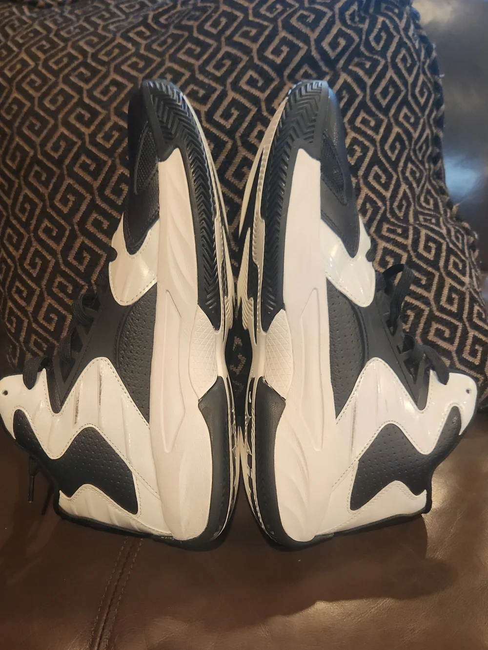 Shaq Devastator 2.0 Basketball Sneakers (10.5)